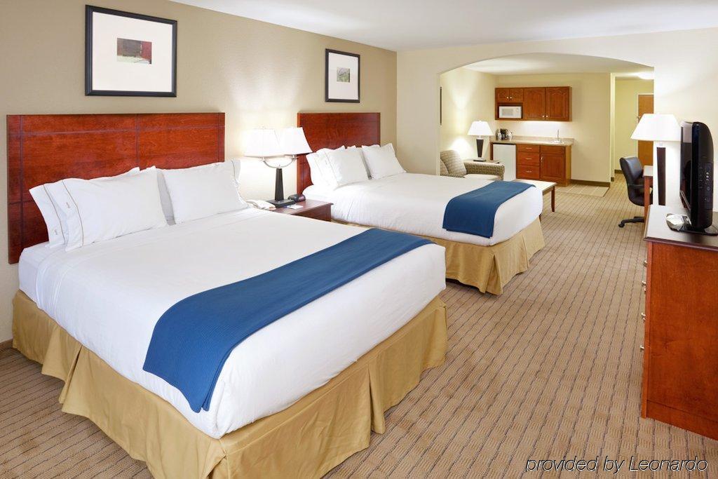 Holiday Inn Express Hotel & Suites East Lansing By Ihg Room photo